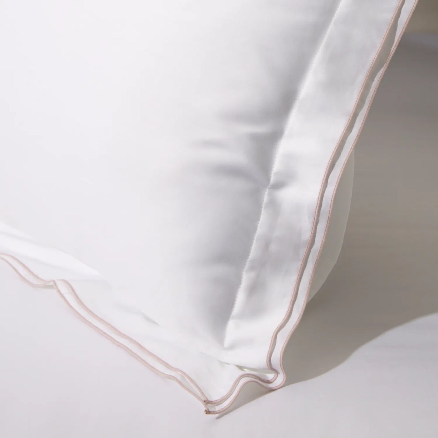 Capa de travesseiro na cor branca