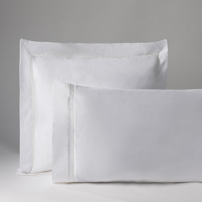 White pillowcases with stitching details, an elegant and comfortable piece.