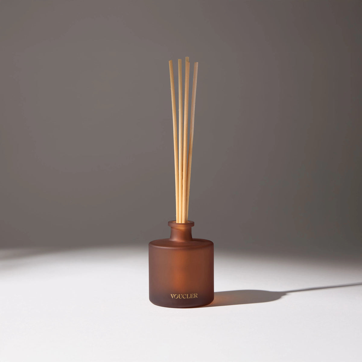 Aroma diffuser with wooden reeds in a brown bottle, decorative and ideal for ambiance with soft fragrances, creating a relaxing atmosphere.