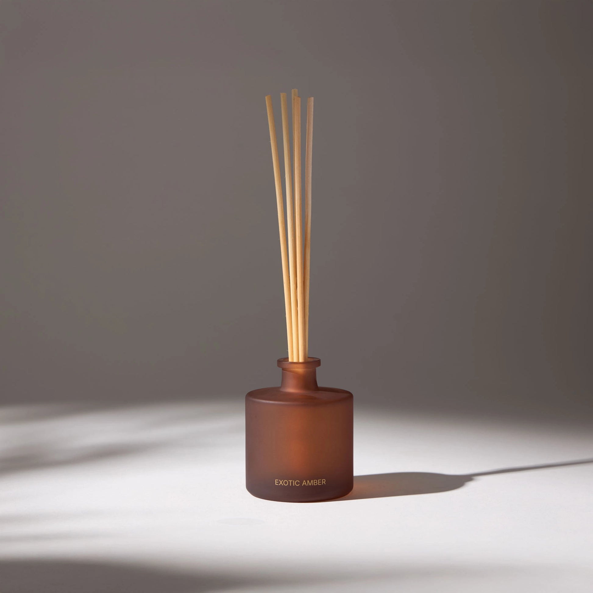 Aroma diffuser with wooden reeds in a brown bottle, decorative and ideal for ambiance with soft fragrances, creating a relaxing atmosphere.