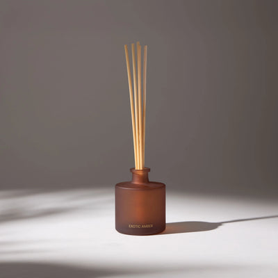 Aroma diffuser with wooden reeds in a brown bottle, decorative and ideal for ambiance with soft fragrances, creating a relaxing atmosphere.