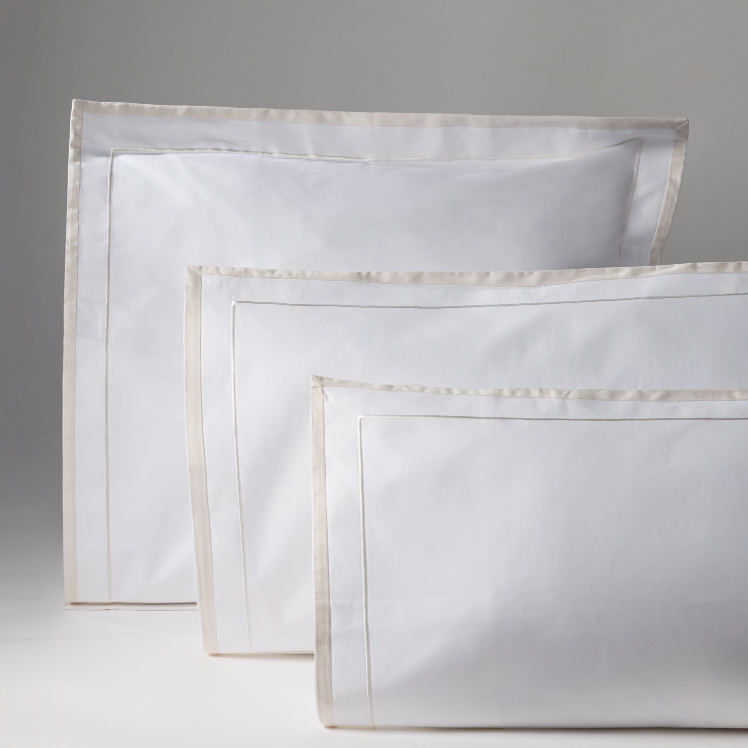 Set of white pillowcases, ideal for decoration and comfort.