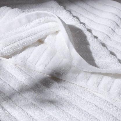 Detailed image of a withe soft towel, conveying a feeling of cleanliness and hygiene care.