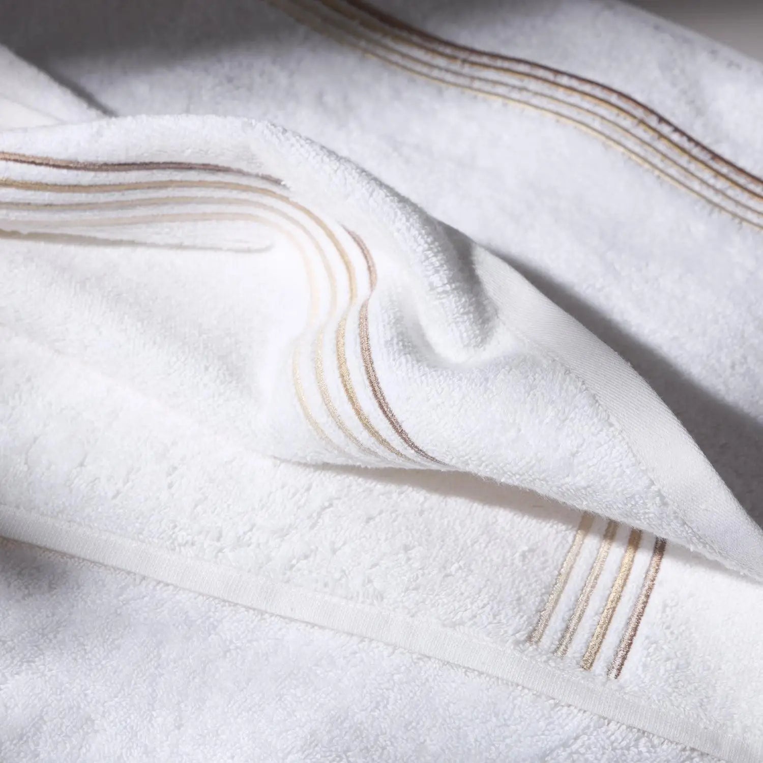 Detailed image of a beige towel, conveying a feeling of cleanliness and hygiene care.